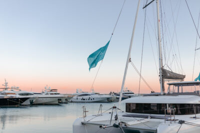 Catamarano lagoon al tramonto