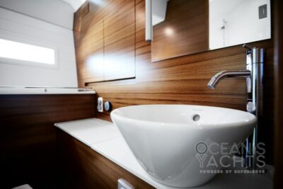 Motor boat by Delta Powerboats model 33 Coupé - photo 18