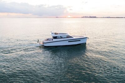 2 cabin 4 guest motor boat in Italy - boat image 6