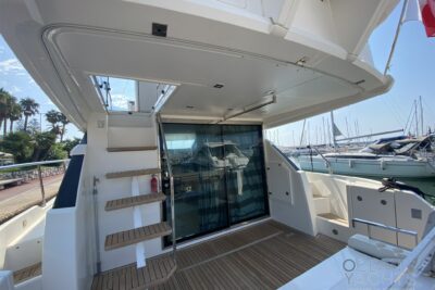 Motor boat by Fairline model Squadron 42 - photo 8