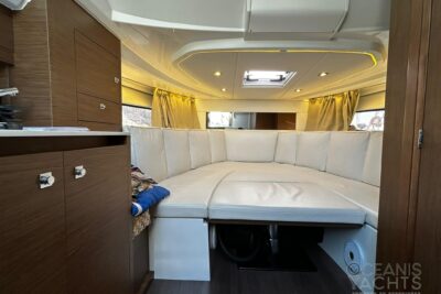 Motor boat by Jeanneau model Cap Camarat 10.5 Wa - photo 18