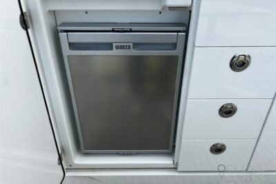 Motor boat by Jeanneau model Cap Camarat 10.5 Wa - photo 8