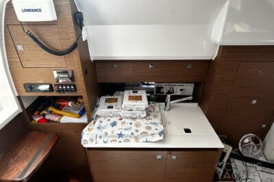 Motor boat by Jeanneau model Cap Camarat 10.5 Wa - photo 18