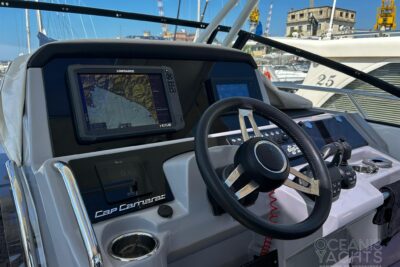 Motor boat by Jeanneau model Cap Camarat 10.5 Wa - photo 8