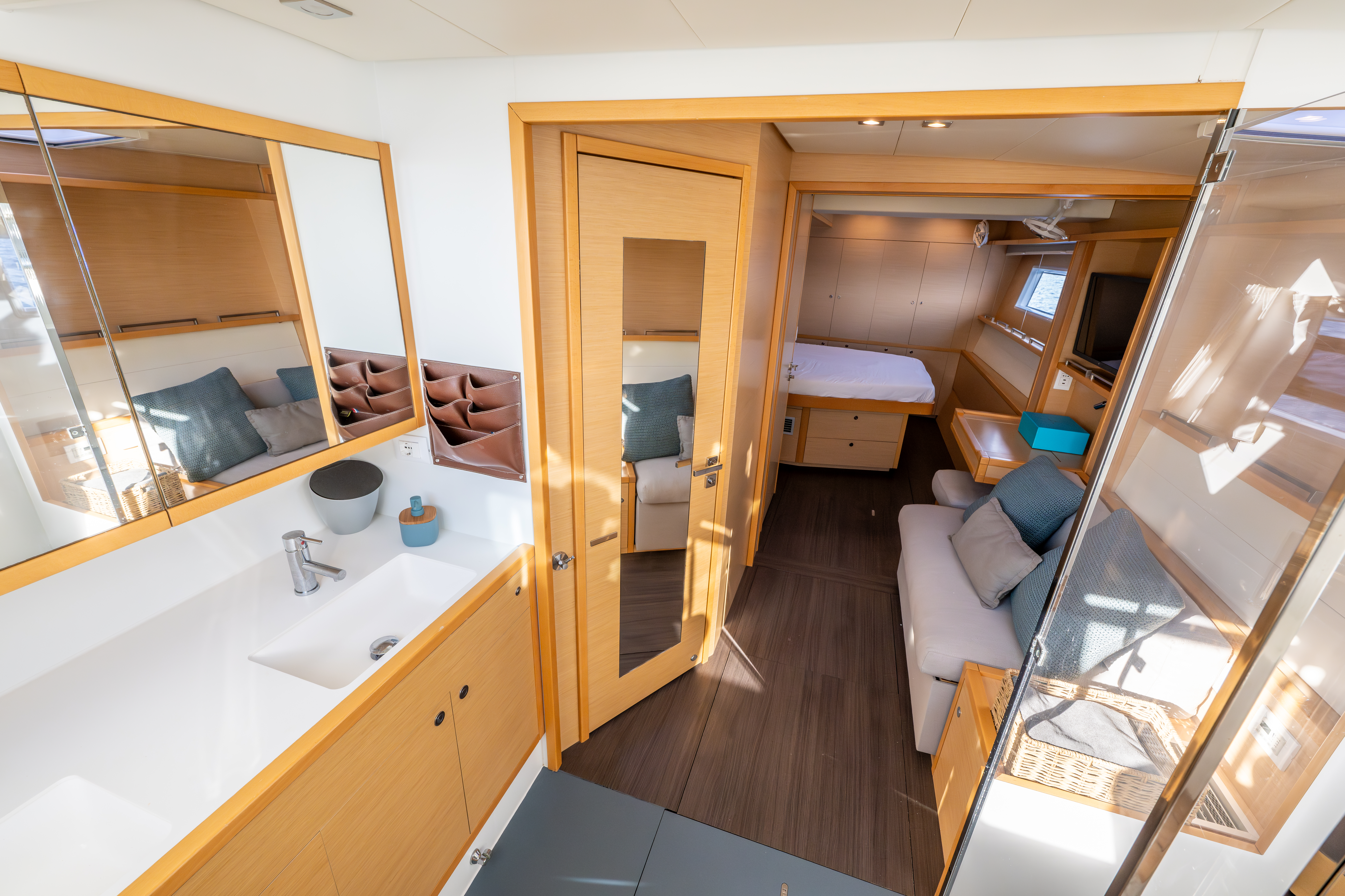 5 cabin catamaran - boat image 15