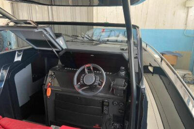 2 cabin 0 guest motor boat in Ventimiglia (Italy) - boat image 6