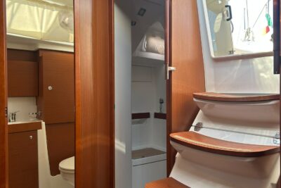 2 cabin sailing boat - boat image 25