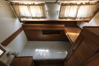 Motor boat by Grand Banks model Eastbay 43 - photo 8