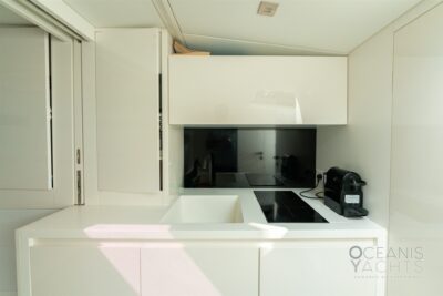 2 cabin 4 guest motor boat in Liguria (Italy) - boat image 6